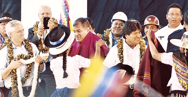 Representatives of social movements present Bolivian President Evo Morales and Ecuadorian President Rafael Correa with handwoven ponchos and garlands of coca leaves. Photo: eju.tv