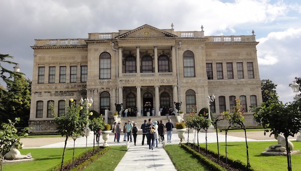 Front entrance of the Dolmabahçe Sarayı (Dolmabahçe Palace) in Istanbul, the largest palace in Turkey