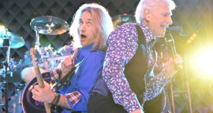 August Zadra and Dennis DeYoung at FestiVille (Credit: Pat Cuadros)