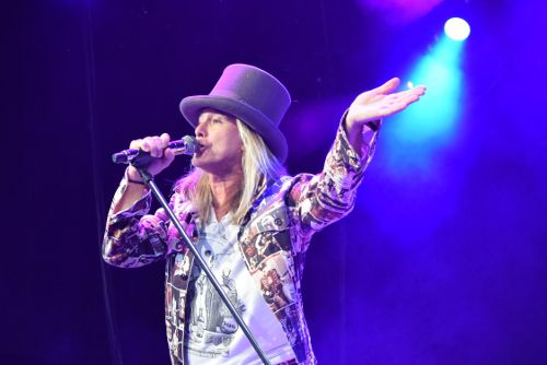 Photo of lead vocalist Robin Zander of Cheap Trick