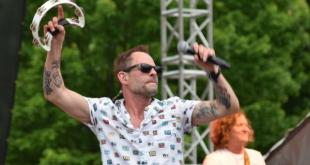 Photo of Gin Blossoms vocalist Robin Wilson and guitarist Scott Johnson at Celebrate Fairfax!