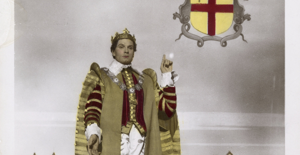 Photo of actor Laurence Olivier as Henry V