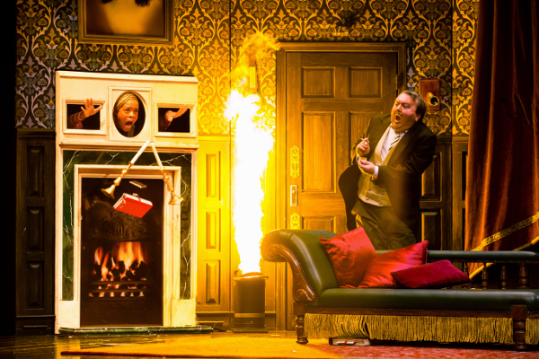 Photo of actors Angela Grovey and Scott Cote from 'The Play That Goes Wrong' 