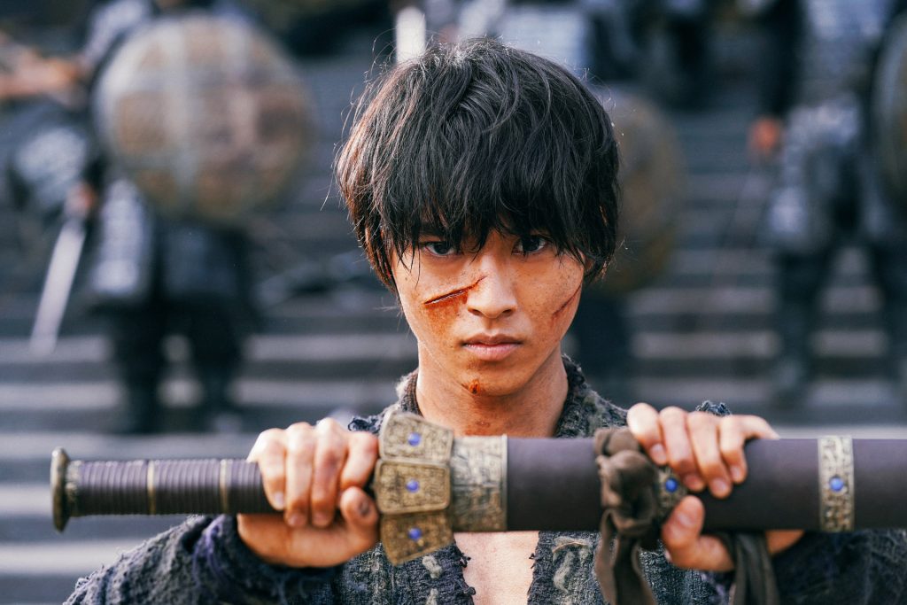 Li Xin readies his sword to take on all comers. 