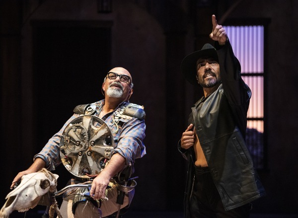 Photo of Raúl Cardona standing menacingly near Herbert Siguenza