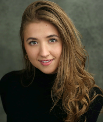Photo of 'The Play That Goes Wrong' star Anya de Villiers
