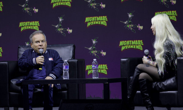 Photo of Warwick Davis answering a question from moderator Kid Cadet