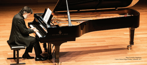 Diego Fernández Magdaleno at the piano