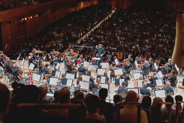 Jonathon Heyward conducts the Festival Orchestra of Lincoln Center, July 22-23, 2025. Photo credit: Lawrence Sumulong