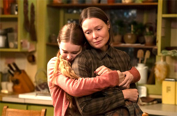 Samantha Sloyan plays Carrie's mom